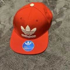 adidas 赤 スナップバックキャップ