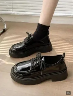 黒の厚底レースアップシューズ