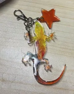 トカゲの樹脂チャーム オレンジ星型付き約8cm