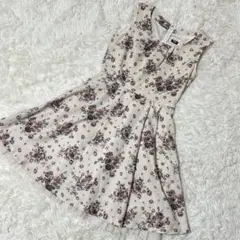 【c3756】✨美品✨Disney ワンピース　花柄　ノースリーブ　ベージュのサムネイル