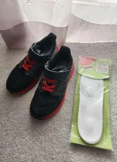 アディダス スニーカー 黒×赤 19cm　 インソールのおまけ付き