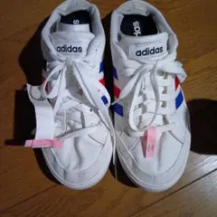 adidas ホワイトスニーカー レッドブルー