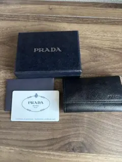 美品✨️プラダ 二つ折り財布 レザー 金ロゴ メタルバー サフィアーノ