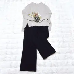 モヘアニットセーターとストライプパンツセットアップ