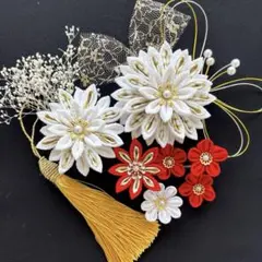 つまみ細工髪飾り　白金赤　成人式　卒業式　結婚式