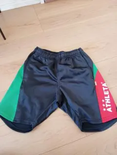 新品ATHLETA ハーフパンツ １３０サイズ 黒/緑/赤