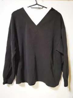 黒いVネック長袖トップス