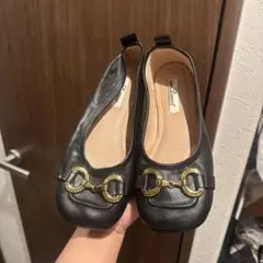 ブラックフラットシューズ ゴールド装飾付き