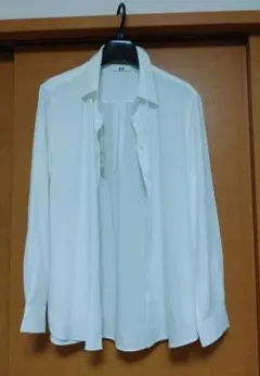 た360 新品✨️ユニクロ　レーヨンブラウスホワイトボタン付き長袖