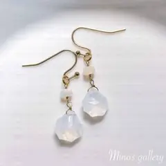 アラゴナイト フラワーカービング✳︎天然石ピアス&イヤリング - メルカリ