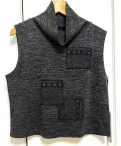 重ね着に！グレー・デザインニットベスト