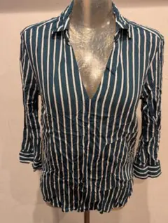 セクシー！H&M 緑と白のストライプ長袖シャツ。