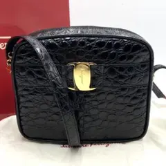 極美品● フェラガモ ショルダーバッグ ヴァラリボン 金具 ブラック レザー