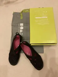 フォートゥースリーデザインズ バイ アキレスソルボ スリッポン　ブラック24.5