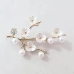 エレガントな花とパールのブローチ 花 桜 梅 結婚式 誕生日 卒業式 入学式