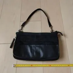 黒のナイロンと合成皮革バッグ