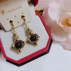 新品未使用 ゴールドカラー ダイヤ型 × 艶ありブラック玉 イヤリング