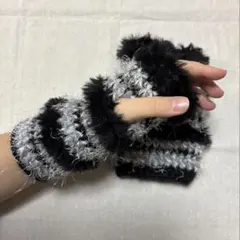 ファー素材のブラックボーダーアームウォーマー