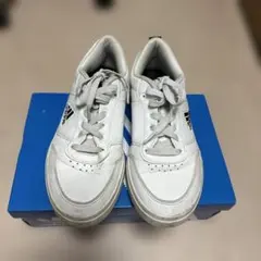 adidas ホワイト スニーカー 合成皮革