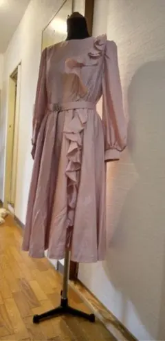 フリル付きピンクドレス