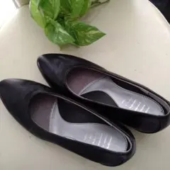 黒いレザーのフラットシューズ