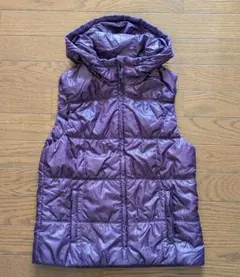 美品UNIQLOダウンベストフード付Sパープル
