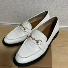 アパートバイローリズ　ホワイト ローファー ゴールド金具付き