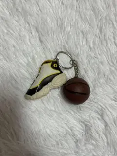 バスケットシューズとボールのキーホルダー