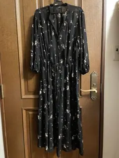 花柄 長袖 ロングワンピース 黒ユニクロ