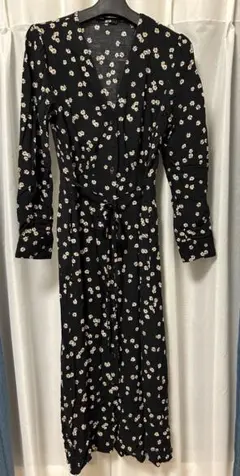 花柄ウエストリボン付き黒ワンピース　春服　ユニクロ