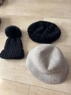 ピンクベージュのハット・ベレー帽・ボンボン付きニット帽3点セット