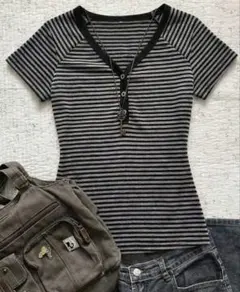 ストライプ ボタン付き Vネック Tシャツ