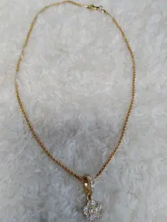 SWAROVSKIスワンマークゴールド フラワーモチーフ ネックレス