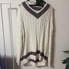 アイボリー ケーブル編み Vネックセーター
