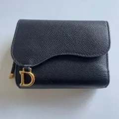 クリスチャンディオール SADDLE サドル ロータスウォレット コンパクト 三つ折り財布 グレインドカーフスキン レザー ブラック 黒 アンティークゴールド金具 S5652CBAA Christian Dior（新品・未使用品） Christian Dior（クリスチャン・ディオール） 【純正ラッピング済