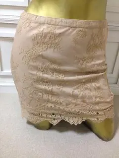 【0867】LIP SERVICE タイトスカート M ベージュ .