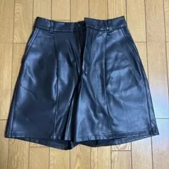 GU フェイクレザーショートパンツ ブラック