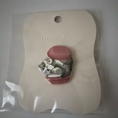 mofusand 猫マカロン メタルブローチ(マカロン挟まれにゃん)完売品