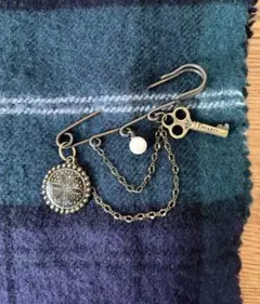 アンティーク調ブローチ パールと鍵付き