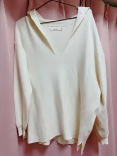 ニコアンド ホワイト Vネックニット