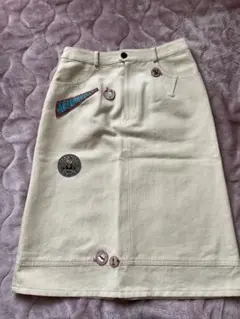 アルベロベロ　刺繍パッチ付きクリーム色タイトスカートのサムネイル