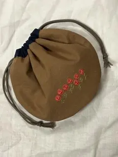 赤いお花の刺繍が可愛い小さめのまあるいポーチ（ハンドメイド）