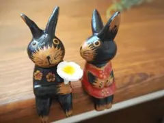 アジア雑貨　バリ島　プルメリアを持ったうさぎのカップルのサムネイル