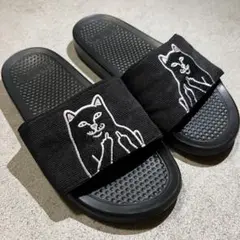 RIPNDIP 猫刺繍 スライドサンダル
