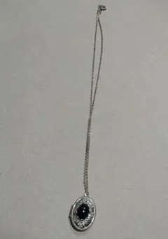 黒い石付きシルバーのロケットネックレス