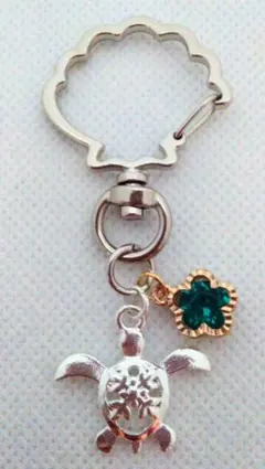 ブルーのお花とシルバーの透かし模様のホヌ(ウミガメ)の亀キーホルダー