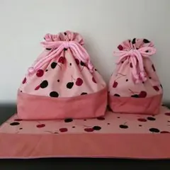 チェリー柄のお弁当袋、コップ入れ、ランチョンマットセット