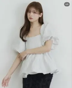 COHINA 2wayフリルペプラムトップス ベージュ - メルカリ