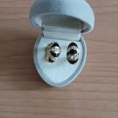 黒と金のストライプフープイヤリング