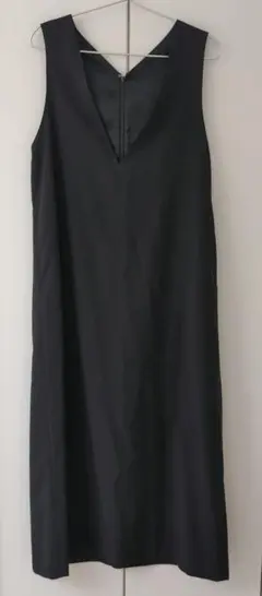 黒のVネックロングドレス